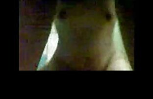XXX Si pirang video sex lesbian jepang transbabe masturbasi dengan kemaluannya yang besar.